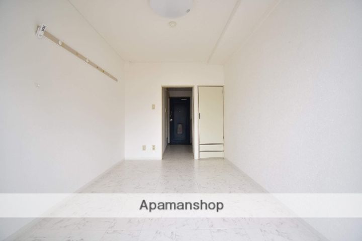 広島県広島市中区南千田東町の賃貸マンションの居間