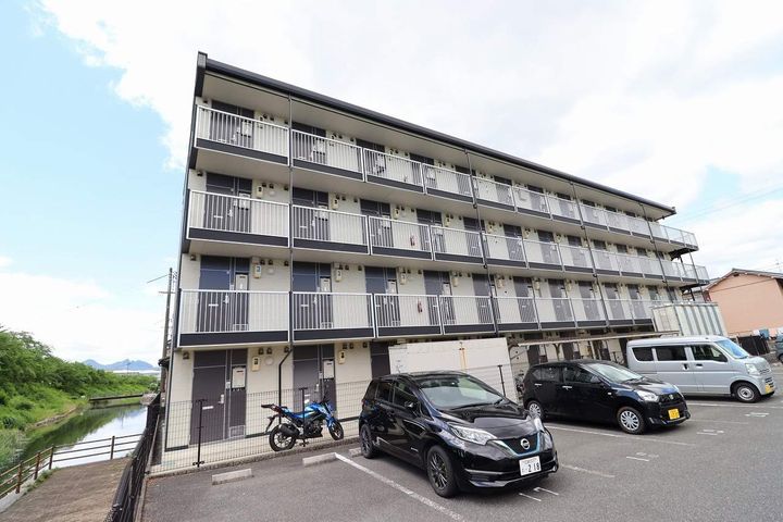レオパレスフィオーレ住吉の外観
