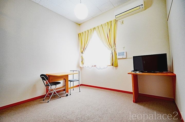 レオパレス御幸102の居間