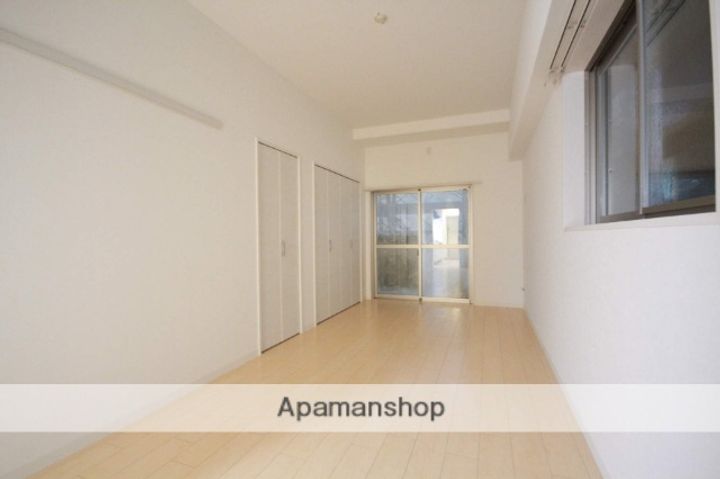 広島県広島市中区上幟町の賃貸マンションの居間