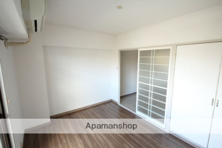 広島県広島市南区松川町の賃貸マンションの居間