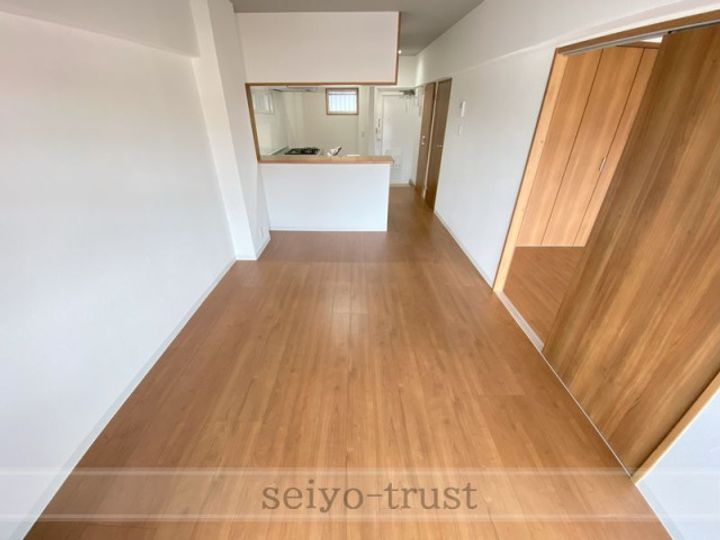 西興ビル402号室の居間