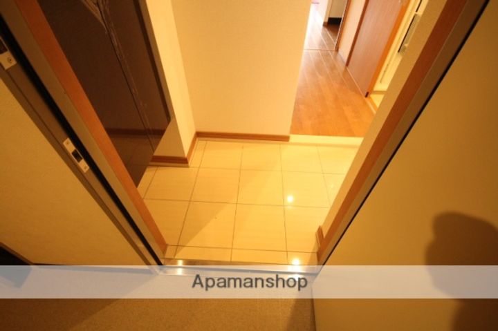 広島県広島市中区宝町の賃貸マンションの玄関