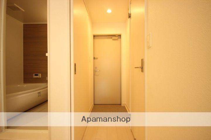 広島県広島市南区東本浦町の賃貸アパートの玄関