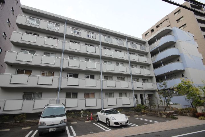 C.C.COURT五日市駅前の外観