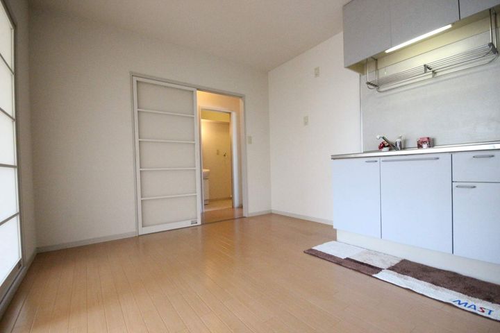 広島県広島市佐伯区五日市駅前2丁目の賃貸アパートの居間