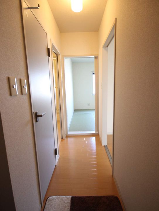 広島県広島市佐伯区五日市駅前2丁目の賃貸アパートの玄関