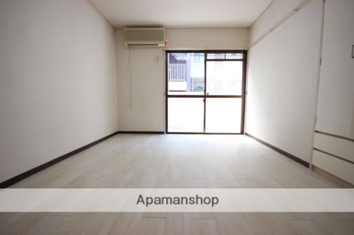 広島県広島市東区戸坂山根1丁目の賃貸マンション205の居間