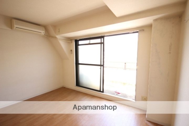 広島県広島市中区宝町の賃貸マンションの居間