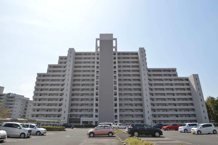 ビレッジハウス高美が丘タワー1号棟の外観