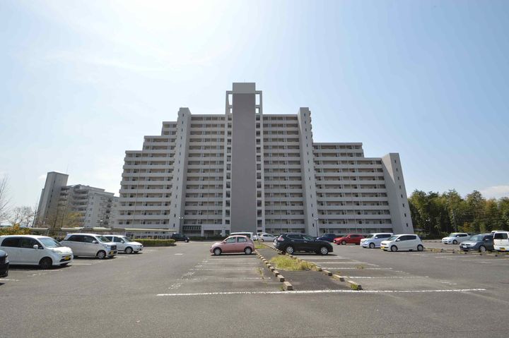 ビレッジハウス高美が丘タワー1号棟の外観