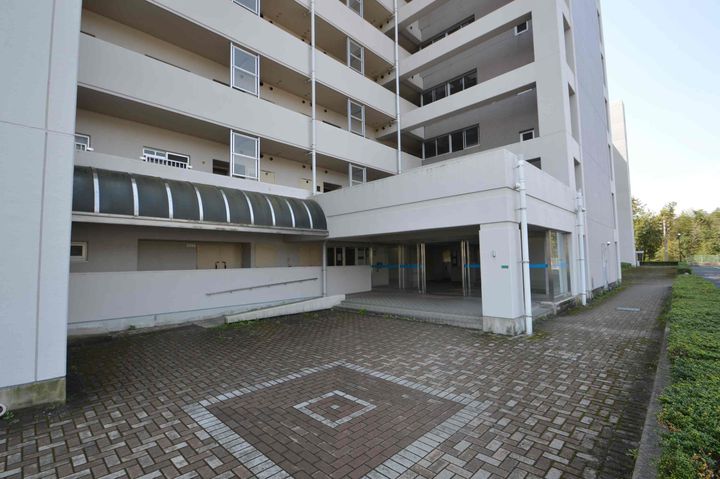 ビレッジハウス高美が丘タワー1号棟の外観