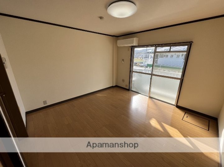 広島県東広島市西条町寺家の賃貸アパートの居間