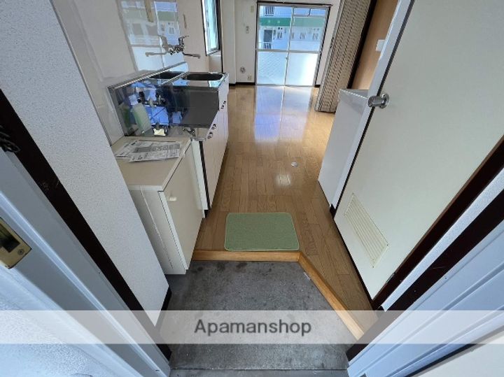 広島県東広島市西条町寺家の賃貸アパートの玄関