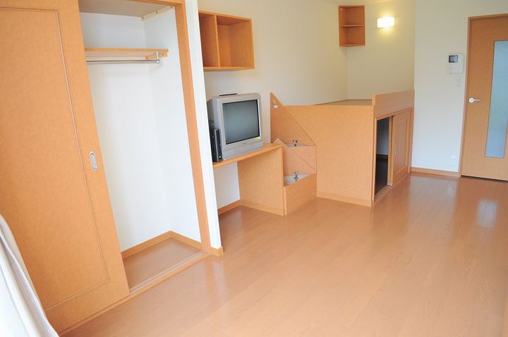レオパレスフラワーB103の居間