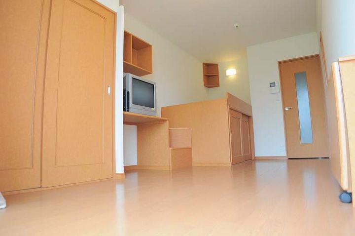 レオパレスラピス館201の居間