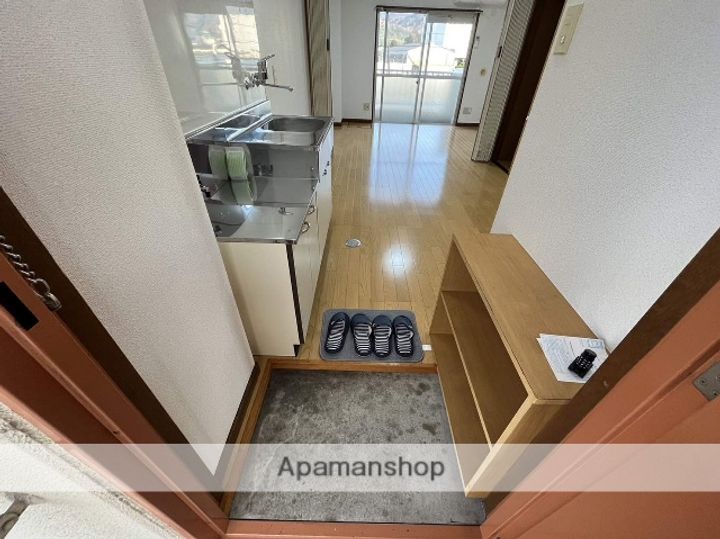 広島県東広島市西条中央4丁目の賃貸アパートの玄関