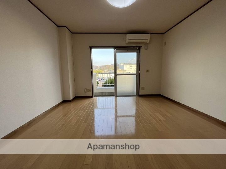 広島県東広島市西条中央4丁目の賃貸アパート208の居間