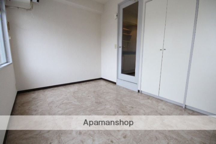 第11片山ビルの居間