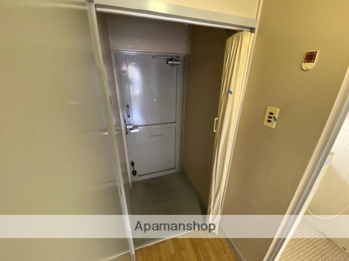 新原第2マンションの玄関