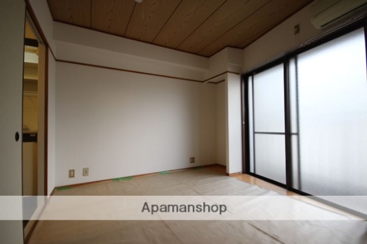 宮正商船ビルの居間