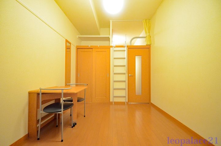 レオパレス高取の居間