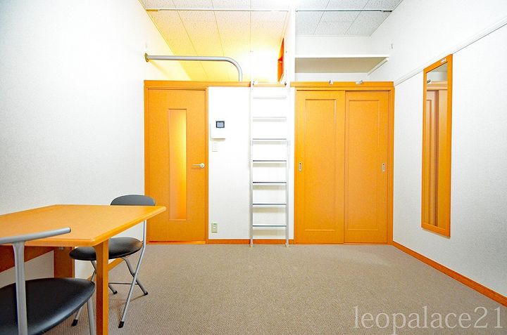 レオパレス安東の居間