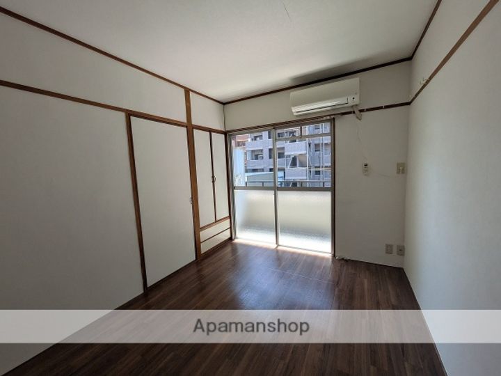 柳川ビルの居間