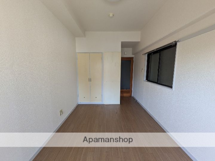 ワイアンドワイ宝町ビルの居間