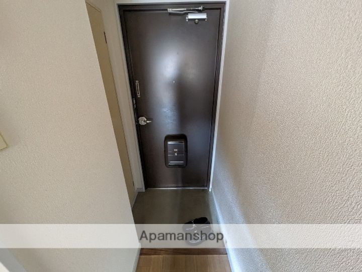 ワイアンドワイ宝町ビルの玄関