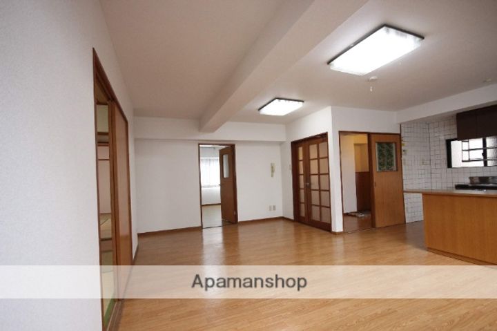 小林ビルの居間