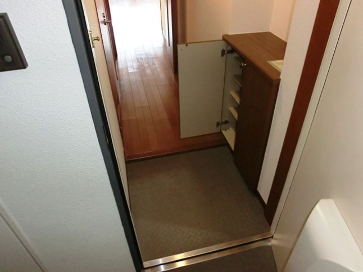 コンフォール空港通りの玄関