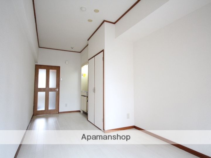 WHITE広島駅前(旧 T.BLDG広島駅前)の居間