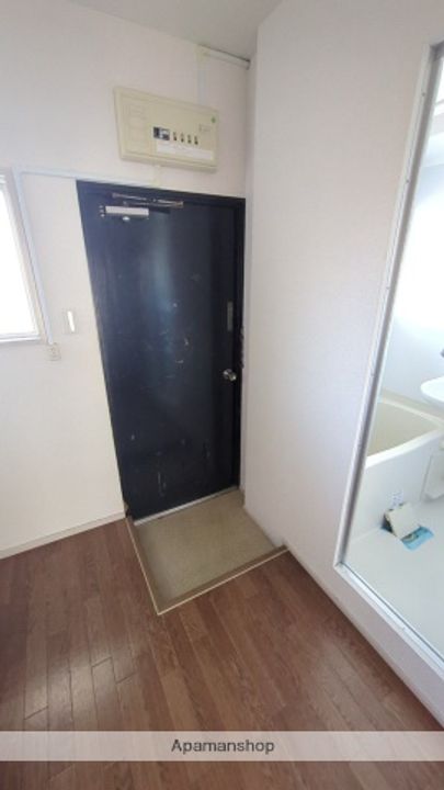 新福島ビルの玄関