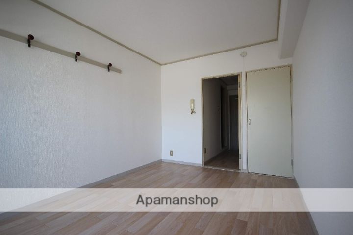 舟入ビルの居間