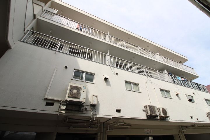 ヤスダ第2ビル203号室の外観
