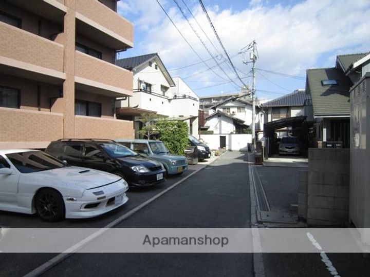 ネッサンスKの周辺