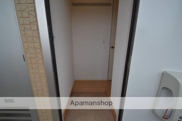 コスモポリス下見B棟101の玄関