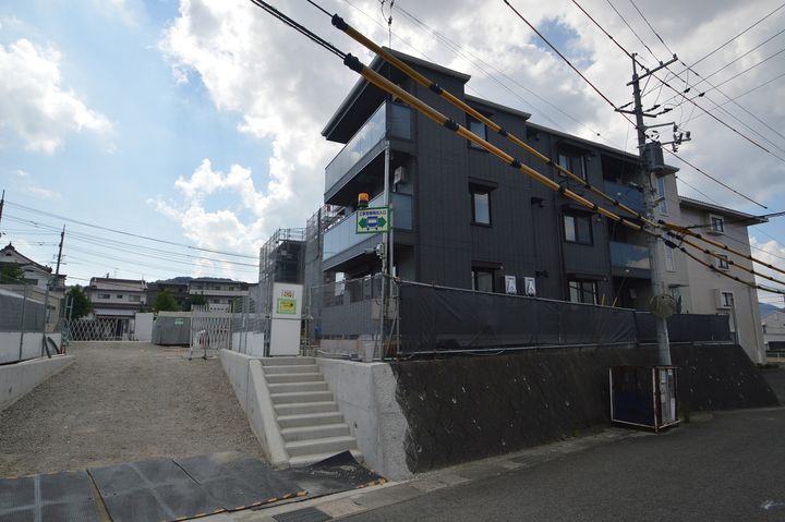 プレミア西条中央A棟の外観