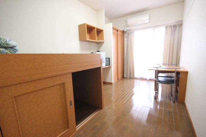 レオパレス国泰寺812の居間