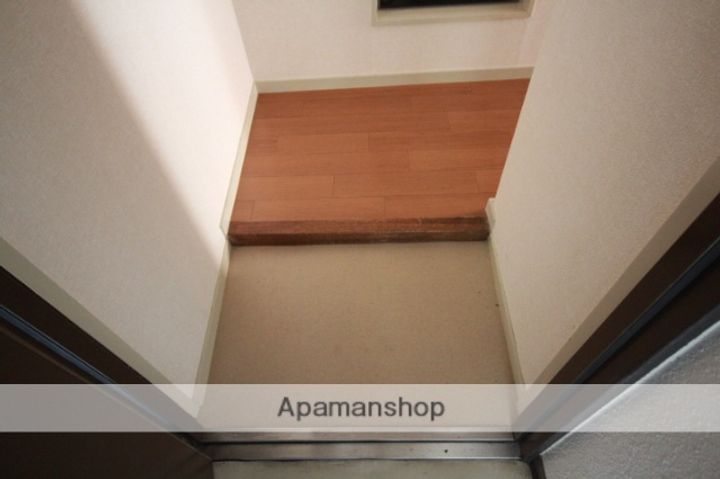 ワイアンドワイ宝町ビルの玄関