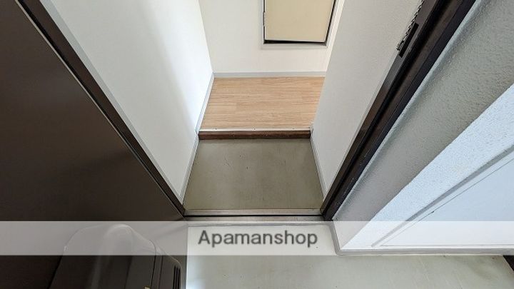 ワイアンドワイ宝町ビルの玄関