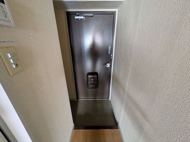 ワイアンドワイ宝町ビル309の玄関