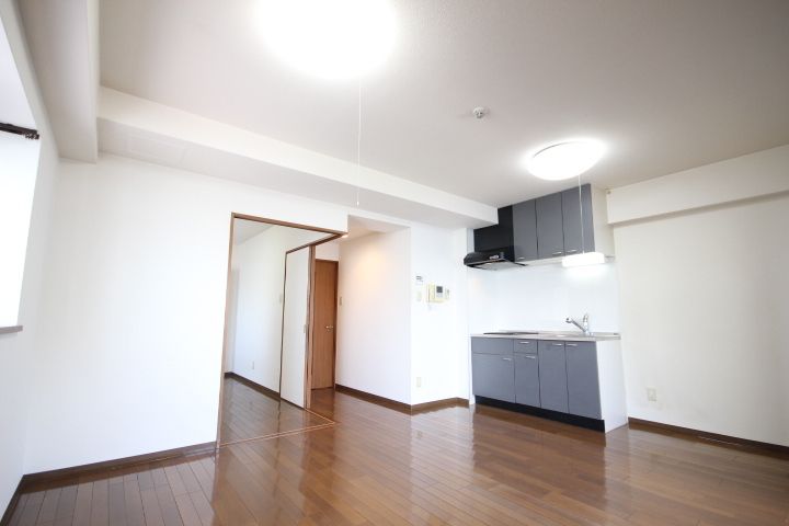 コンフォール空港通りの居間