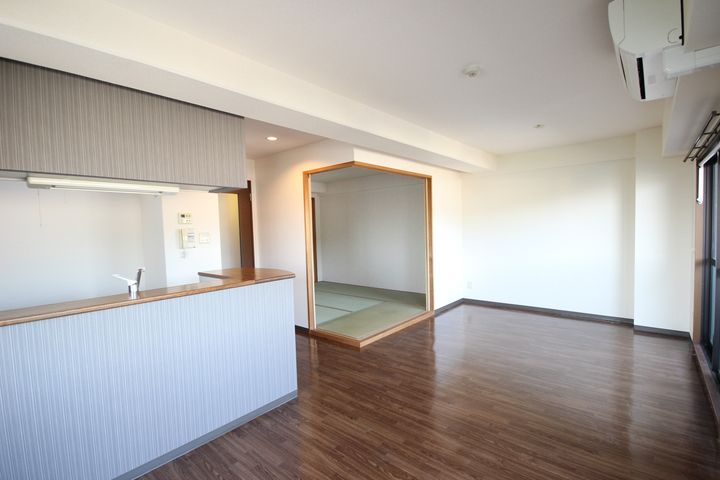広島県広島市安佐南区中筋4丁目の賃貸マンションの居間