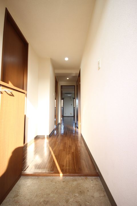広島県広島市安佐南区中筋4丁目の賃貸マンションの玄関