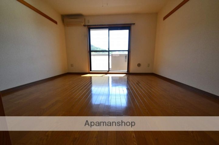 広島県東広島市西条下見5丁目の賃貸マンション205の居間