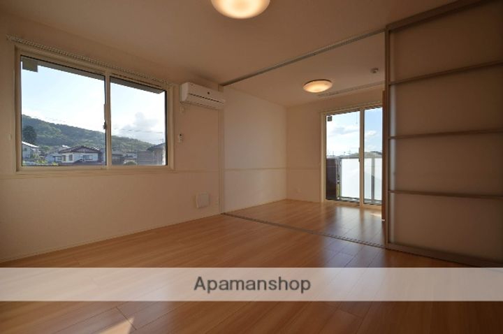 広島県東広島市寺家駅前の賃貸アパート201の居間