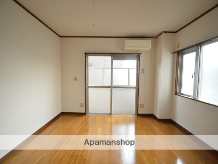 アビリオ西条中央202の居間