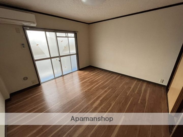 広島県東広島市西条町寺家の賃貸アパート105の居間